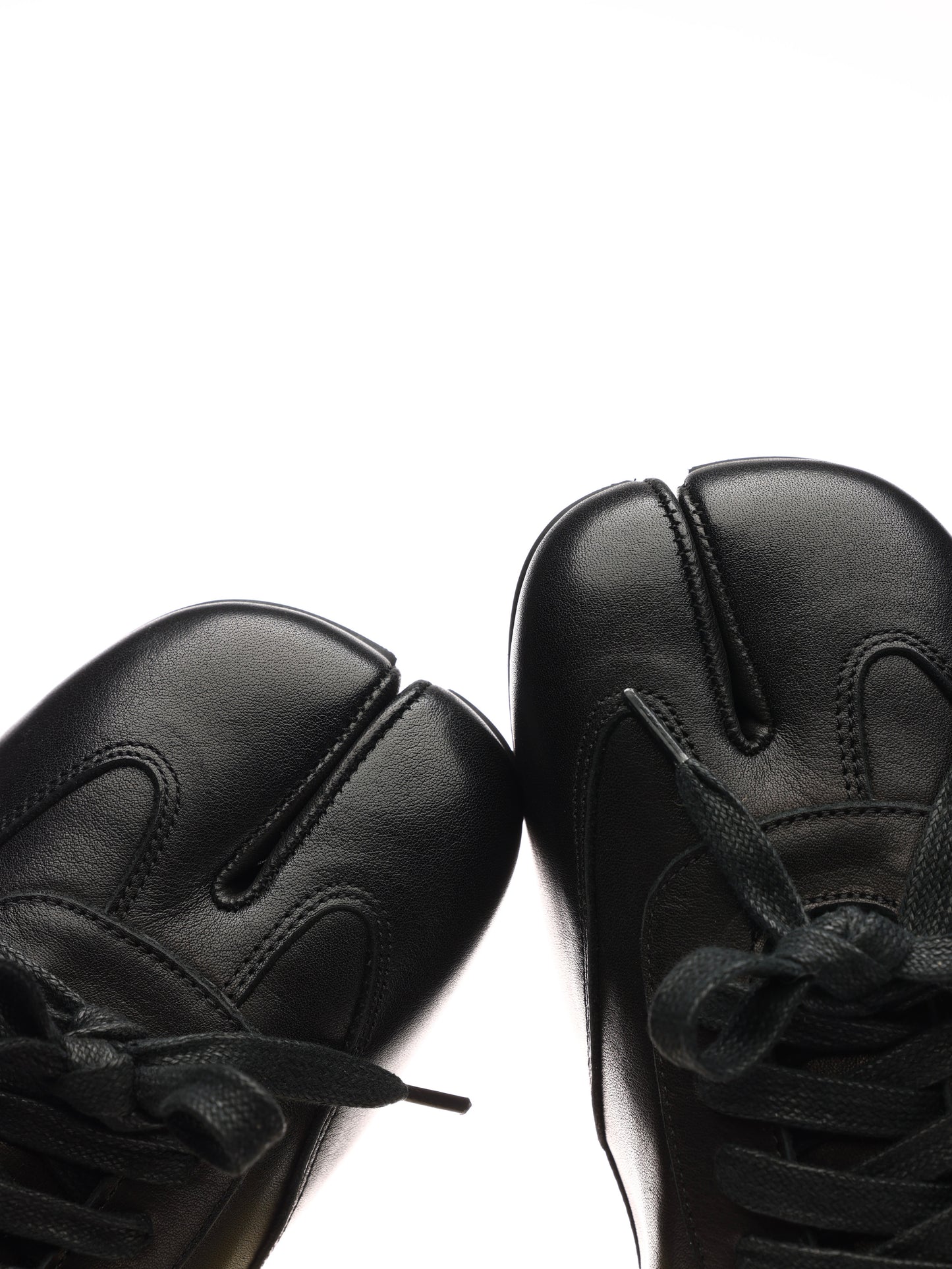 6CRAYON Thin-Sole TABI Sneakers in Waxed Top-Grain Soft Cowhide