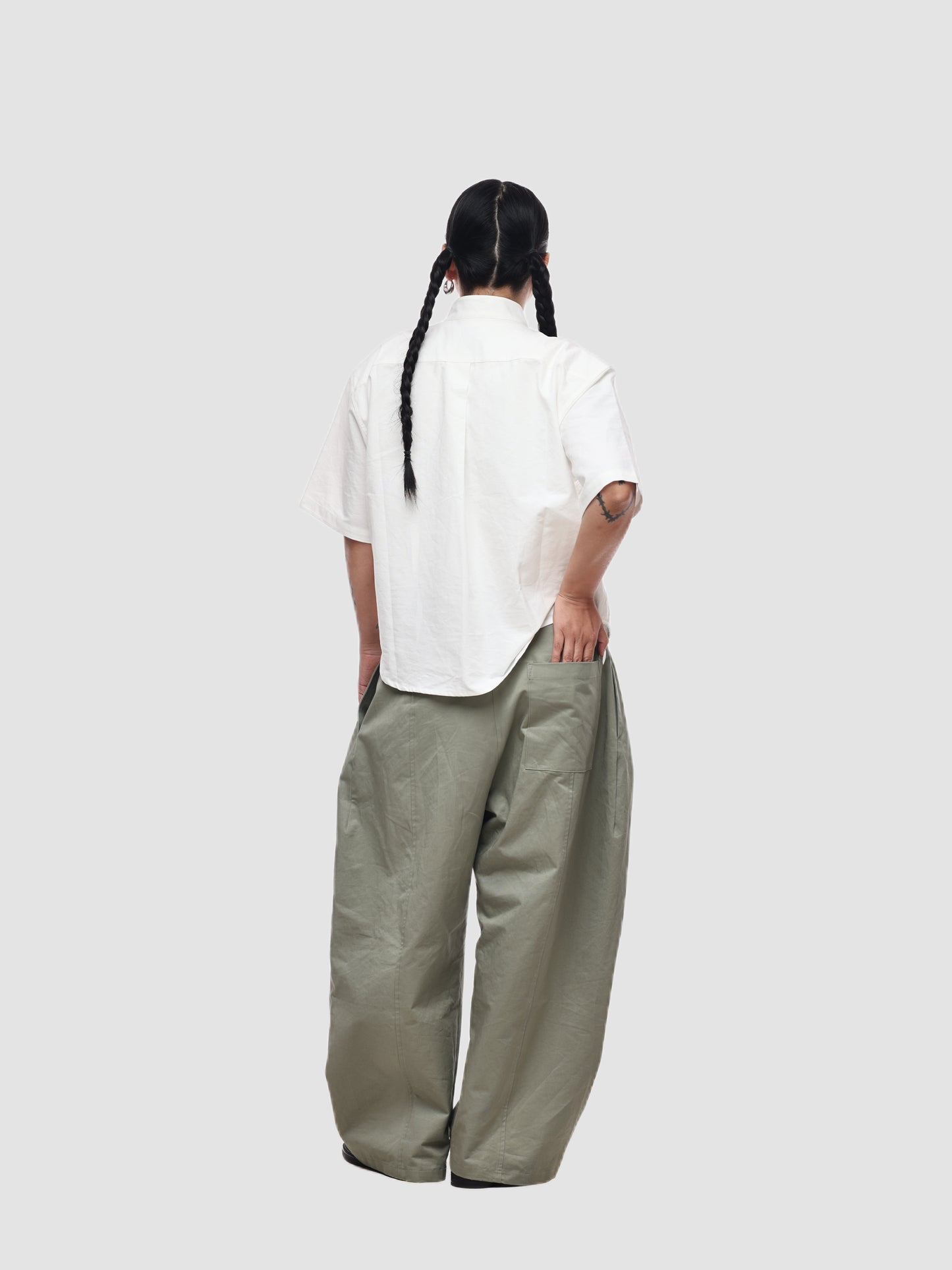 6CRAYON Cropped Oxford Shirt - Stand Collar & Lace Appliqué Accordion-Pleated Short-Sleeve