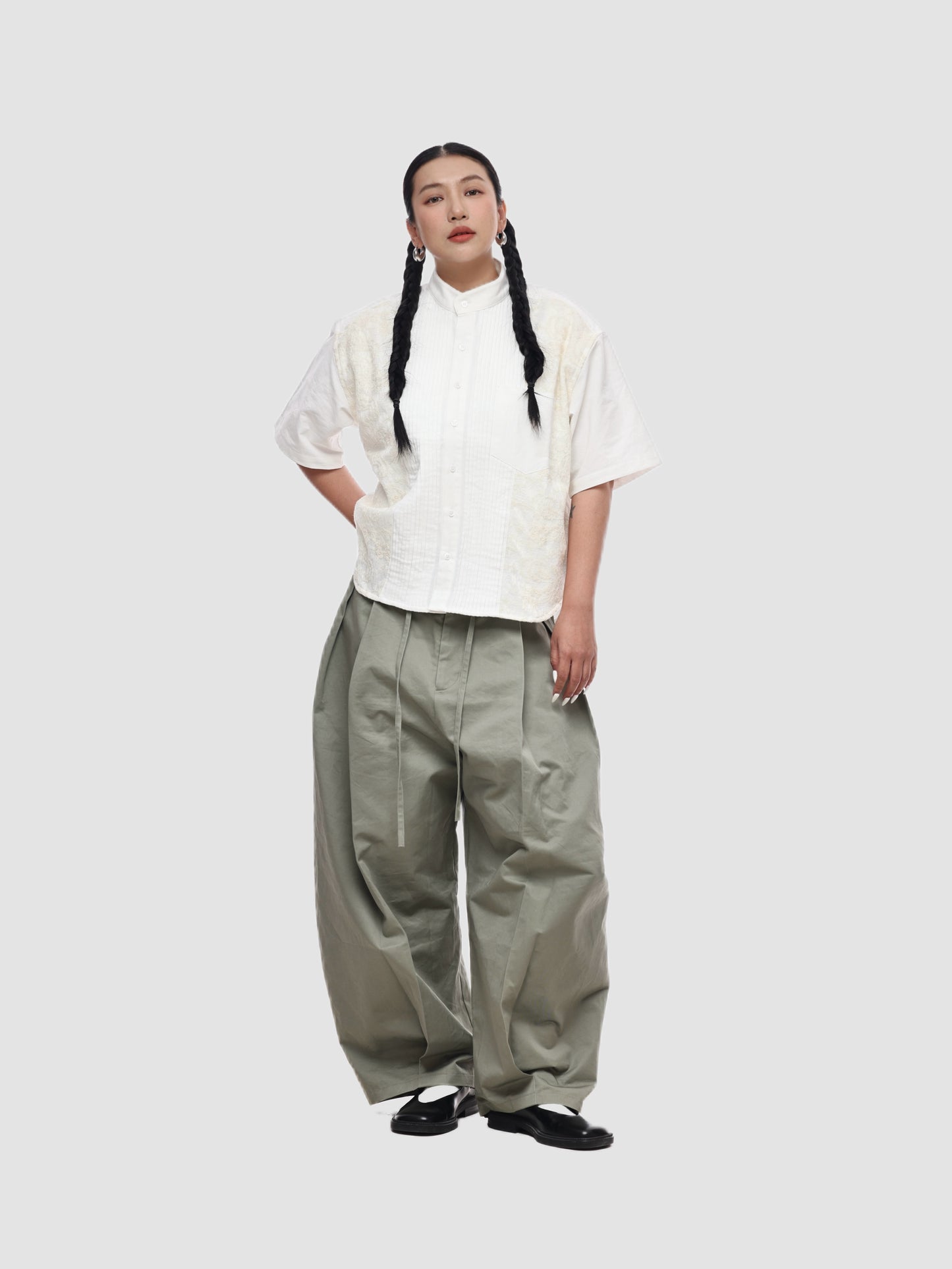 6CRAYON Cropped Oxford Shirt - Stand Collar & Lace Appliqué Accordion-Pleated Short-Sleeve